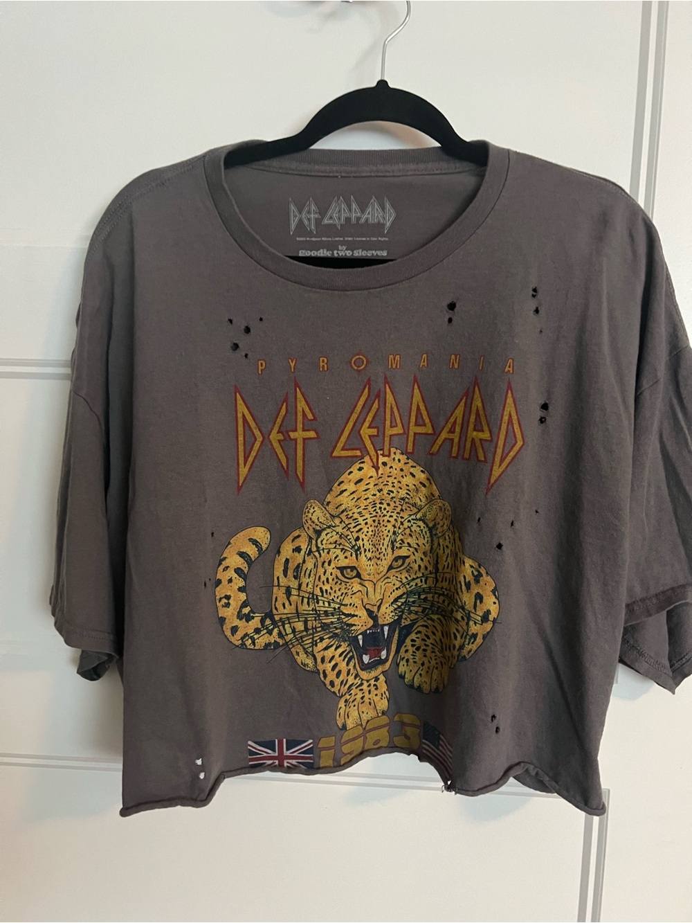 Womens cropped band t shirt Def Leopard sz S/M gray distressed Goodie two sleeve